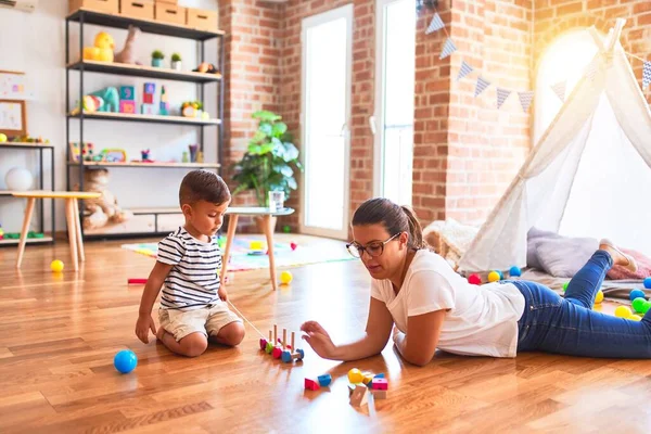 Magnifique Professeur Tout Petit Garçon Jouant Avec Train Maternelle — Photo