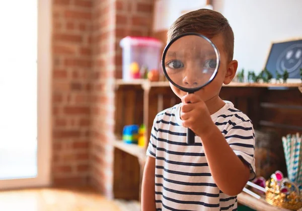 幼稚园使用放大镜的漂亮幼儿 — 图库照片