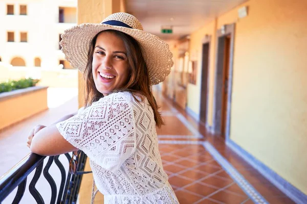 Mladá Krásná Žena Usmívá Šťastný Pozitivní Vnitřní Hotelové Letovisko Letní — Stock fotografie