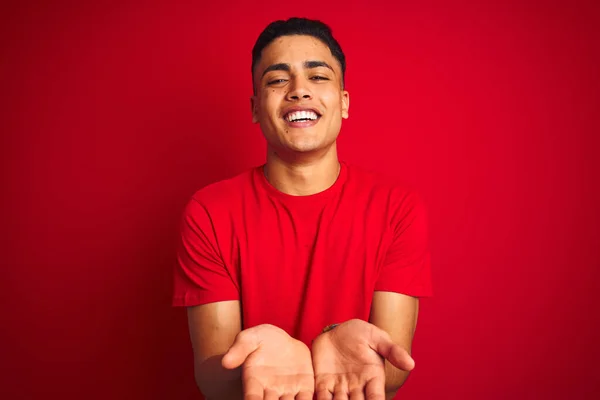 Mladý Brazilský Muž Tričku Stojící Nad Izolovaným Červeným Pozadím Usmívá — Stock fotografie