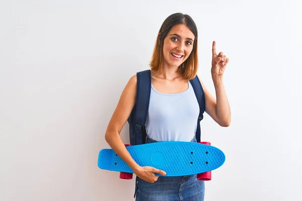 Mulher Estudante Ruiva Bonita Vestindo Uma Mochila Skate Surpreso Com — Fotografia de Stock