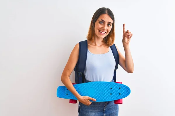 Hermosa Estudiante Pelirroja Mujer Con Una Mochila Monopatín Sorprendida Con — Foto de Stock