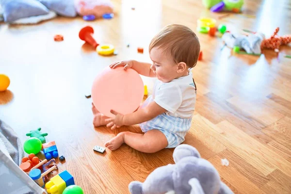 Adorable Niño Jugando Alrededor Montón Juguetes Jardín Infantes — Foto de Stock