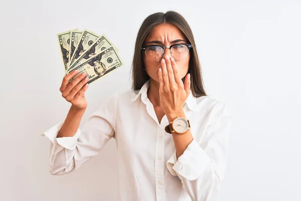 Hermosa Mujer Negocios Con Gafas Que Sostienen Dólares Sobre Boca — Foto de Stock