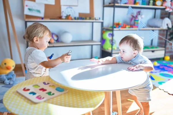 Schöne Kleinkinder Spielen Kindergarten Jede Menge Spielzeug — Stockfoto