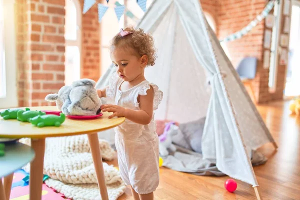 Renkli Oyun Odasında Beyaz Güzel Bir Bebek Oyuncaklarla Oynuyor Anaokulundaki — Stok fotoğraf