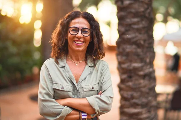 Mujer Hermosa Mediana Edad Con Gafas Sonriendo Feliz Confiado Pie —  Fotos de Stock