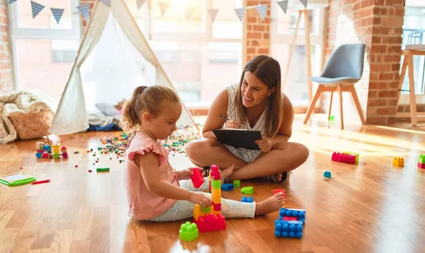 Güzel Psikolog Sarışın Küçük Kız Kreşteki Plastik Blokları Kullanarak Terapi — Stok fotoğraf