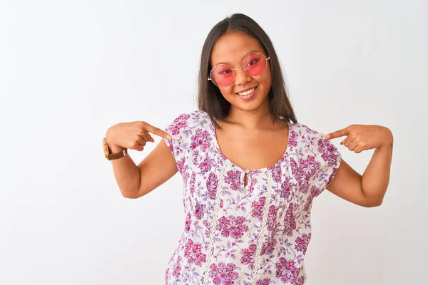Junge Chinesin Mit Floralem Shirt Und Rosafarbener Brille Vor Isoliertem — Stockfoto