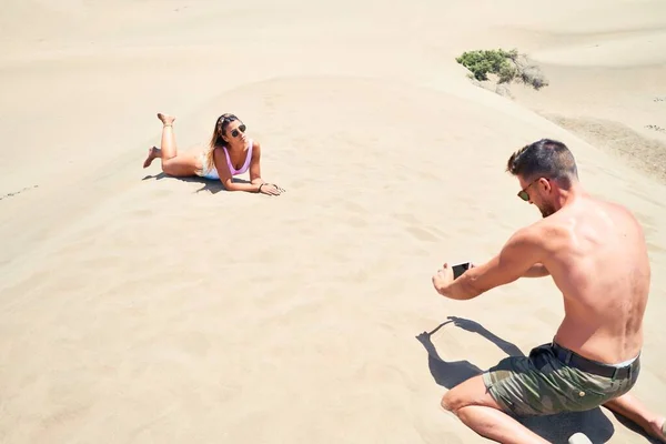 Jovem Casal Bonito Fazendo Foto Praia — Fotografia de Stock