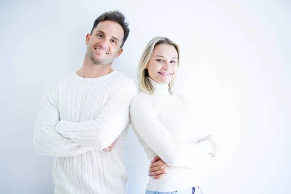 Jovem Casal Bonito Vestindo Camiseta Casual Sobre Fundo Branco Isolado — Fotografia de Stock