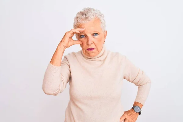 Donna Anziana Dai Capelli Grigi Indossa Maglione Dolcevita Piedi Sopra — Foto Stock