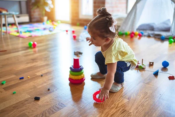 Schönes Kleinkind Baut Pyramide Mit Plastikreifen Kindergarten — Stockfoto