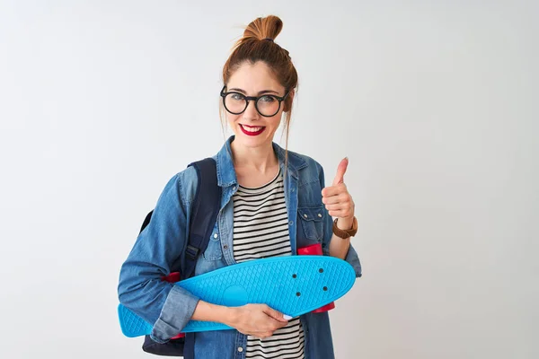 Estudante Ruiva Mulher Vestindo Mochila Segurando Skate Sobre Fundo Branco — Fotografia de Stock