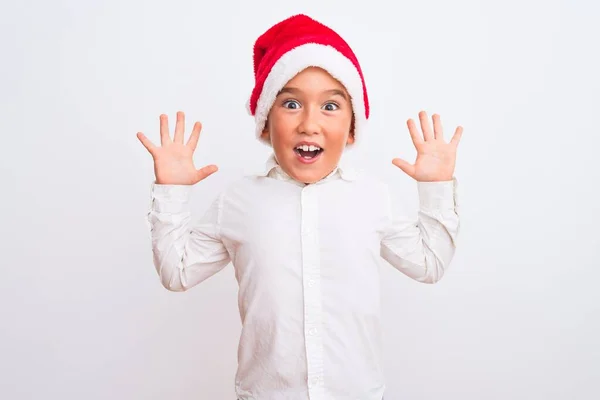 Menino Bonito Vestindo Chapéu Papai Noel Natal Sobre Fundo Branco — Fotografia de Stock