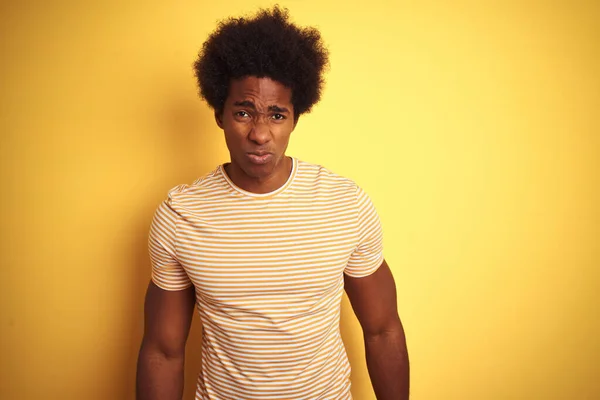 Amerikanischer Mann Mit Afro Haaren Und Gestreiftem Shirt Der Deprimiert — Stockfoto