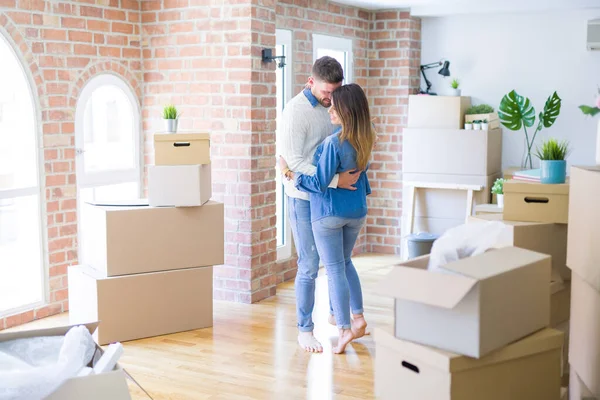 Unga Vackra Par Dansar Nya Hem Runt Pappkartonger — Stockfoto