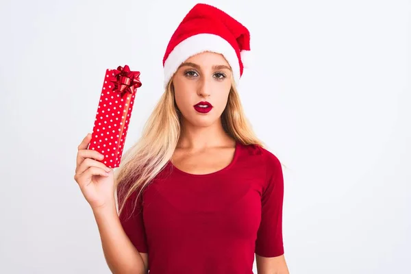 Όμορφη Γυναίκα Φορώντας Χριστούγεννα Σάντα Καπέλο Κρατώντας Δώρο Πάνω Από — Φωτογραφία Αρχείου