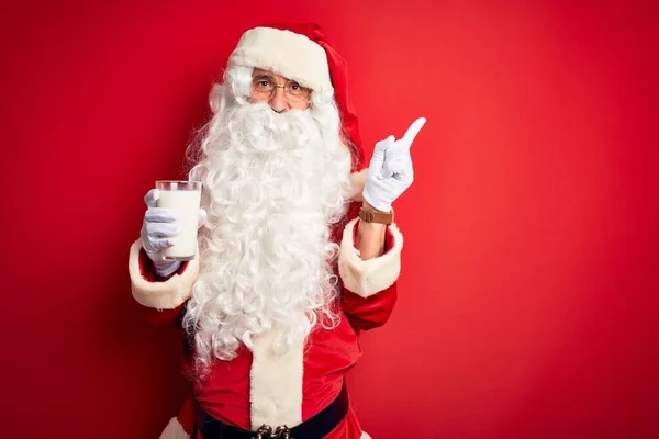 Homem Sênior Vestindo Traje Papai Noel Segurando Vidro Leite Sobre — Fotografia de Stock