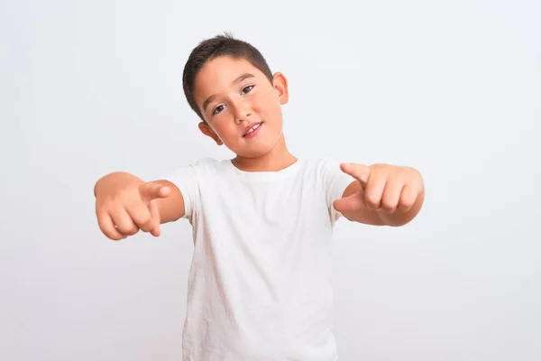 Beau Garçon Enfant Portant Shirt Décontracté Debout Sur Fond Blanc — Photo