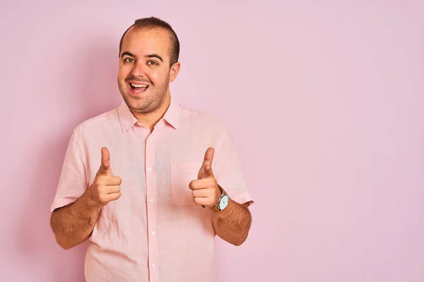 Jongeman Met Een Elegant Hemd Een Geïsoleerde Roze Achtergrond Wijzende — Stockfoto