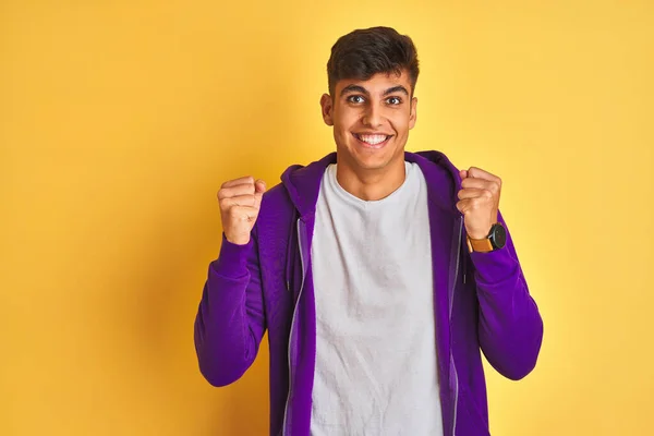 자주색 스웨터를 고립된 노란색 인도의 남자는 성공을 축하하며 놀라고 놀랐다 — 스톡 사진