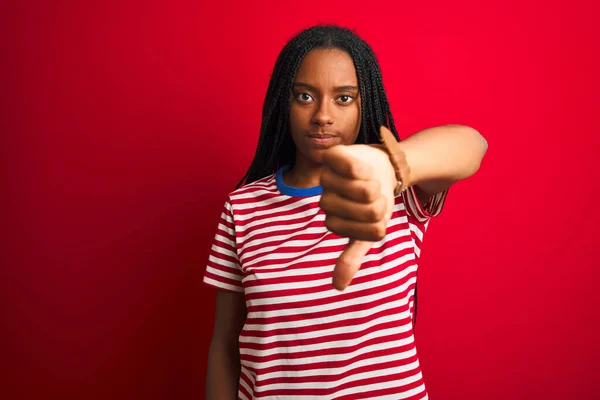 Jovem Afro Americana Vestindo Camiseta Listrada Sobre Fundo Vermelho Isolado — Fotografia de Stock