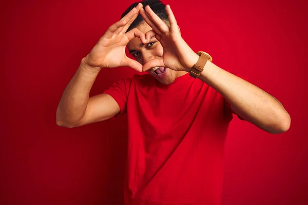 Jeune Homme Brésilien Portant Shirt Debout Sur Fond Rouge Isolé — Photo