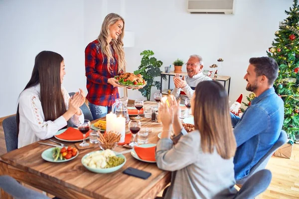 Hermosa Reunión Familiar Sonriendo Feliz Confiado Persona Pie Sosteniendo Pavo — Foto de Stock