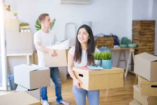 Junges Schönes Paar Neuen Zuhause Rund Kartons — Stockfoto