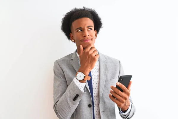 Jonge Afrikaanse Amerikaanse Zakenman Met Behulp Van Smartphone Geïsoleerde Witte — Stockfoto