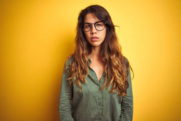 Junge Schöne Frau Grünem Hemd Und Brille Über Gelbem Isoliertem — Stockfoto