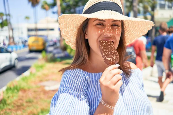 若い美しい女性が夏の晴れた日にテネリフェ島の通りを歩いてアイスクリームコーンを食べる休日 — ストック写真