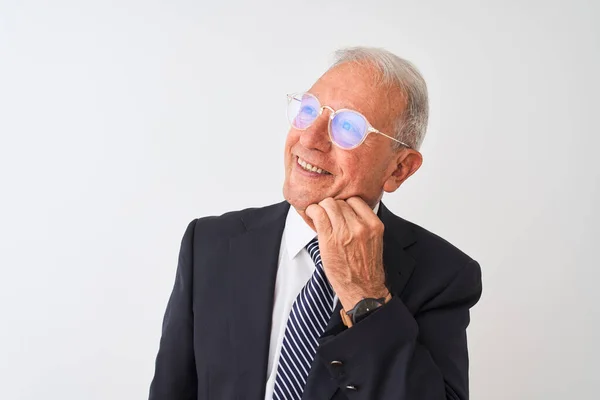 Hombre Negocios Pelo Gris Mayor Con Traje Gafas Sobre Fondo — Foto de Stock