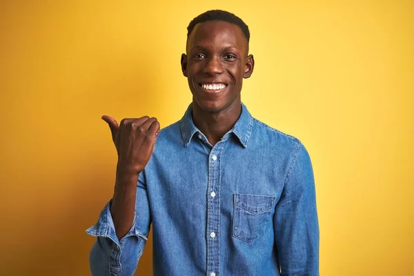 Junger Afrikanisch Amerikanischer Mann Jeanshemd Vor Isoliertem Gelben Hintergrund Lächelnd — Stockfoto