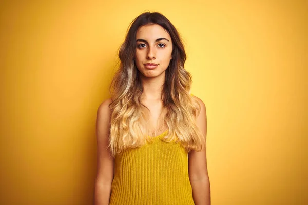 Jonge Mooie Vrouw Draagt Shirt Gele Geïsoleerde Achtergrond Ontspannen Met — Stockfoto