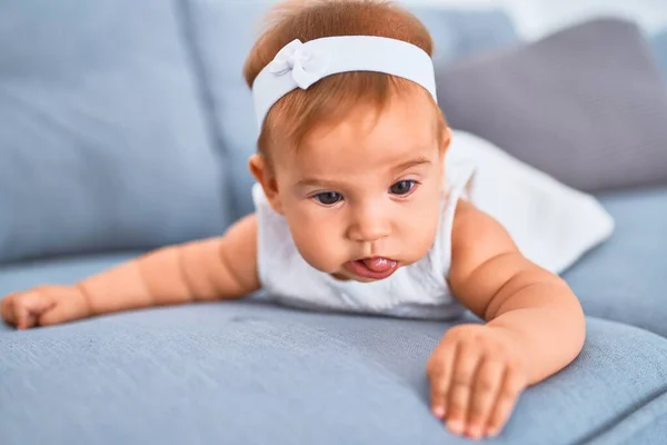 Bebê Adorável Deitado Sofá Casa Recém Nascido Relaxante Descansando Confortável — Fotografia de Stock