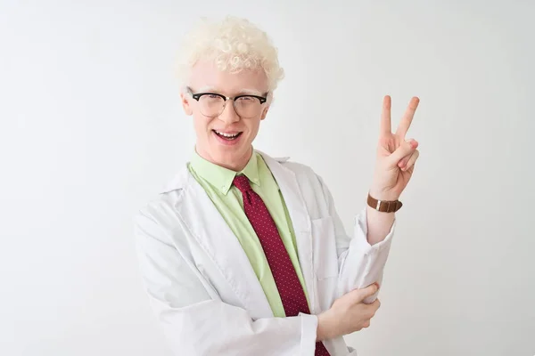 Ung Albino Blond Vetenskapsman Man Bär Rock Och Glasögon Över — Stockfoto