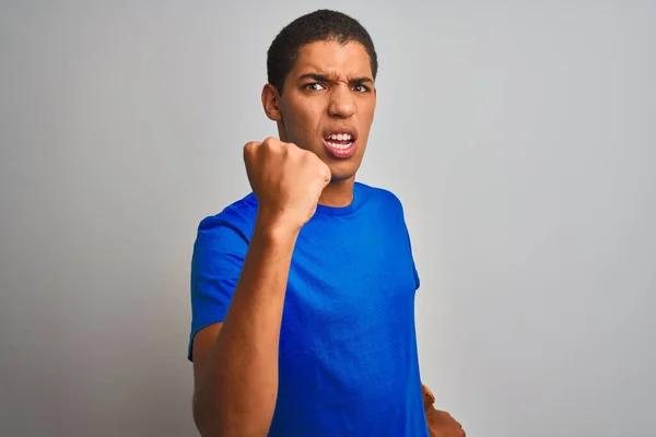 Homem Árabe Bonito Jovem Vestindo Camiseta Azul Sobre Fundo Branco — Fotografia de Stock