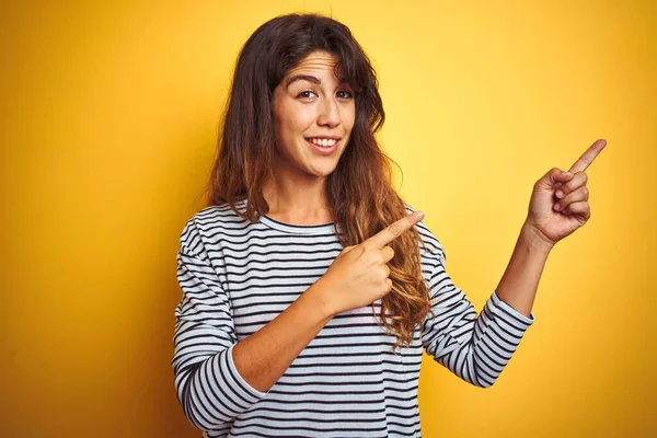 Joven Hermosa Mujer Con Rayas Camiseta Pie Sobre Fondo Aislado —  Fotos de Stock