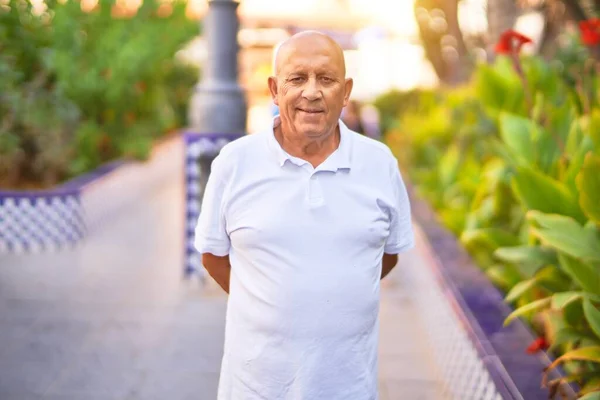 Hombre Guapo Mayor Sonriendo Feliz Confiado Pie Con Sonrisa Cara — Foto de Stock