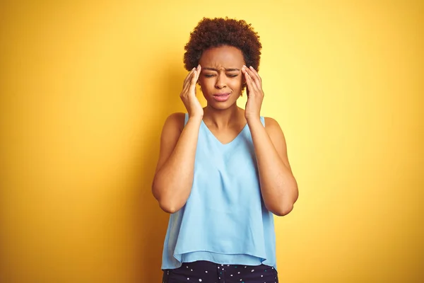 Hermosa Mujer Afroamericana Con Camisa Elegante Sobre Fondo Amarillo Aislado — Foto de Stock