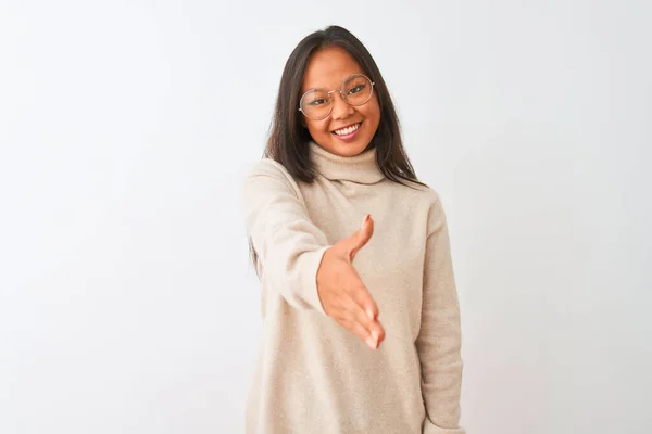 Joven Mujer China Con Jersey Cuello Alto Gafas Sobre Fondo —  Fotos de Stock