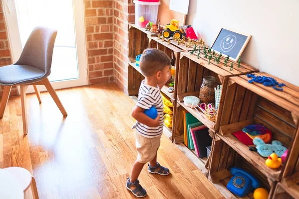 Schöner Kleiner Junge Der Kindergarten Mit Bunten Kleinen Kugeln Spielt — Stockfoto