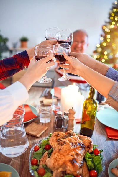笑顔と自信に満ちた美しい家族会議 自宅でクリスマスを祝うワインのクーオとロースト七面鳥とトーストを食べる — ストック写真