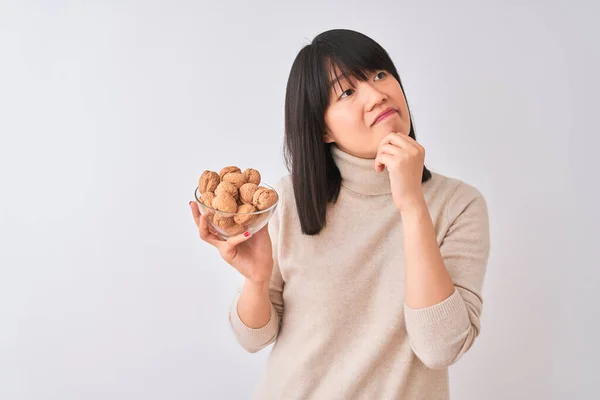 Ung Vacker Kinesisk Kvinna Som Håller Skål Med Valnötter Över — Stockfoto
