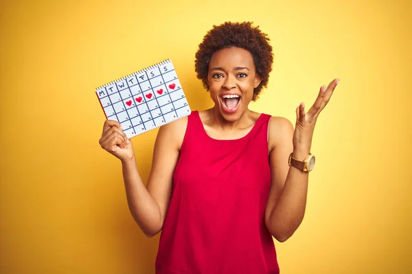 Jonge Afro Amerikaanse Vrouw Met Menstruatiekalender Geïsoleerde Gele Achtergrond Erg — Stockfoto