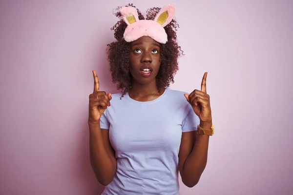 Jovem Africana Afro Mulher Vestindo Máscara Sono Sobre Fundo Rosa — Fotografia de Stock