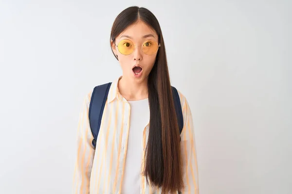 Giovane Studentessa Cinese Indossa Occhiali Zaino Sfondo Bianco Isolato Spaventato — Foto Stock