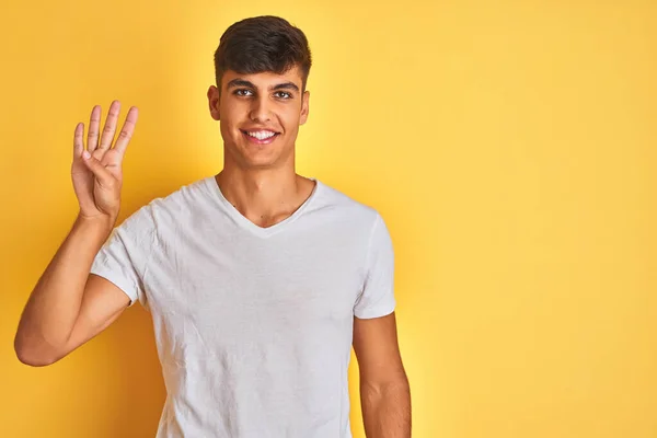 Jonge Indiaanse Man Draagt Witte Shirt Staan Geïsoleerde Gele Achtergrond — Stockfoto